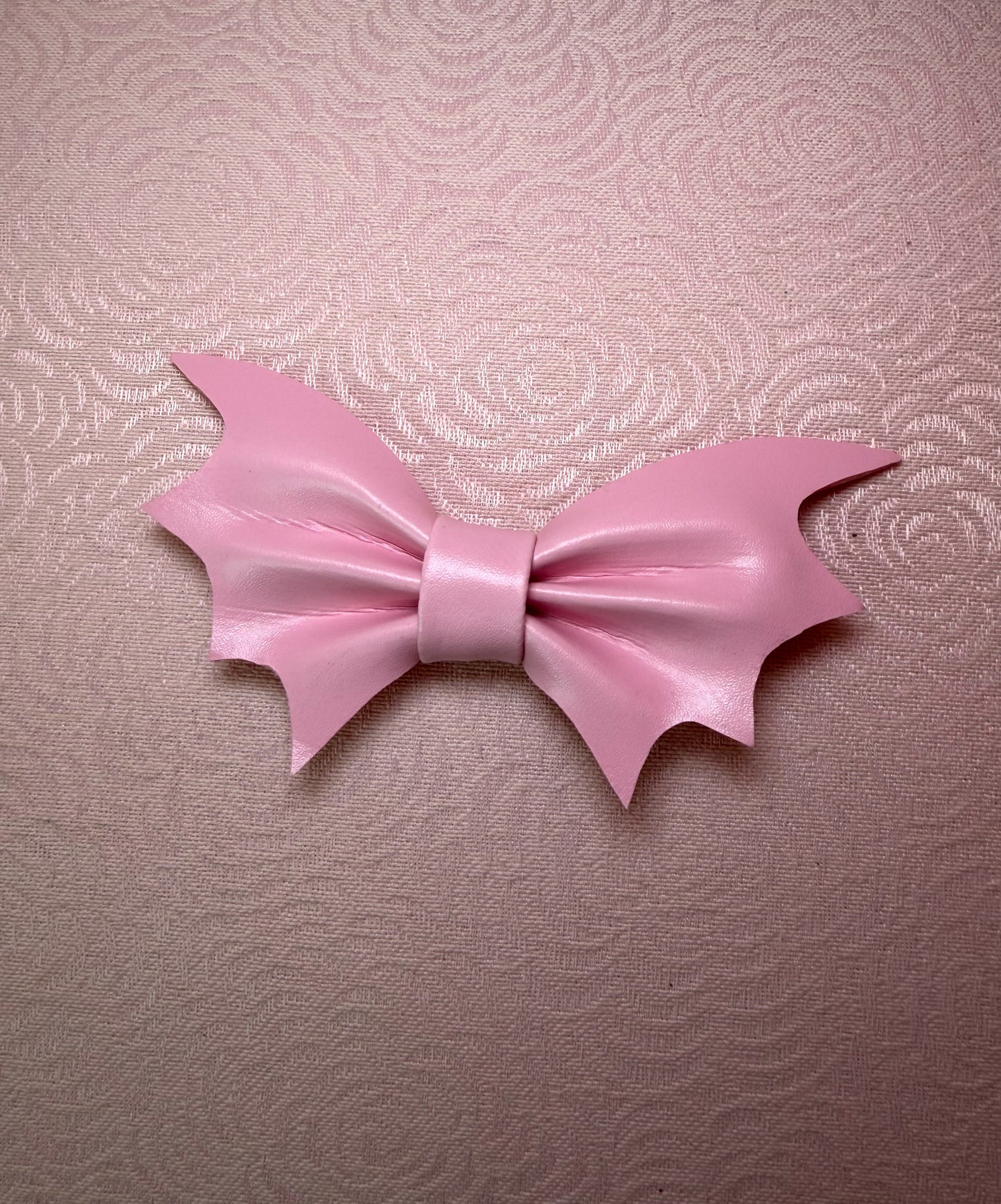 Spooky Bat Hairclip - Light Pink